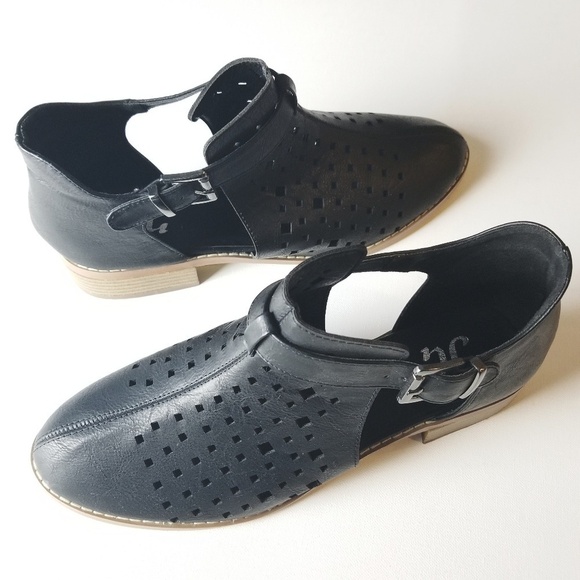 𝅺NEW! JOURNEE COLLECTION Perforated Ankle Boots Booties 10. - Picture 3 of 8